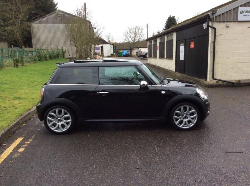2009 / 59 MINI COOPER DIESEL WITH PANORAMIC SUNROOF Mrs MINI Used MINI Cars for Sale