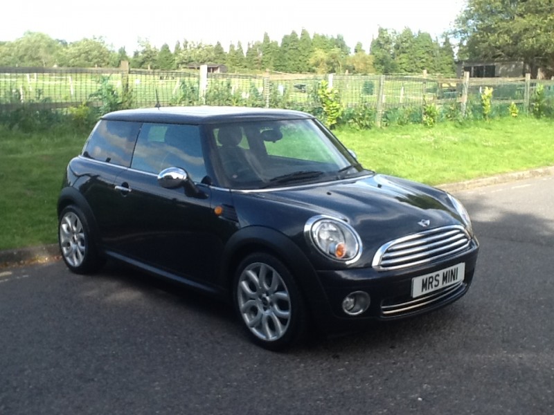 2008 / 58 MINI COOPER IN BLACK WITH FULL LOUNGE LEATHER - Mrs MINI