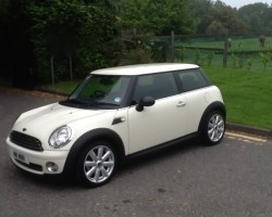 **NOW SANTA** – TAKE CARE GETTING THIS DOWN THE CHIMNEY – WE DON’T WANT SOOT ALL OVER THIS 2010 / 60 MINI ONE – UNUSUALLY HIGH SPEC – Bluetooth, Alloys & Half Leather