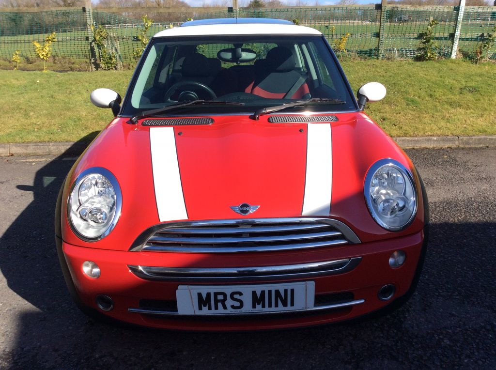 2005 MINI Cooper in Chili Red with SUNROOF Last serviced Feb 2015 & MOT ...