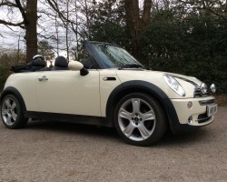 Gwen is off to France in this 2008 MINI Cooper Convertible In Pepper White with White Dashboard & Door handles – Stunning & LOW MILES