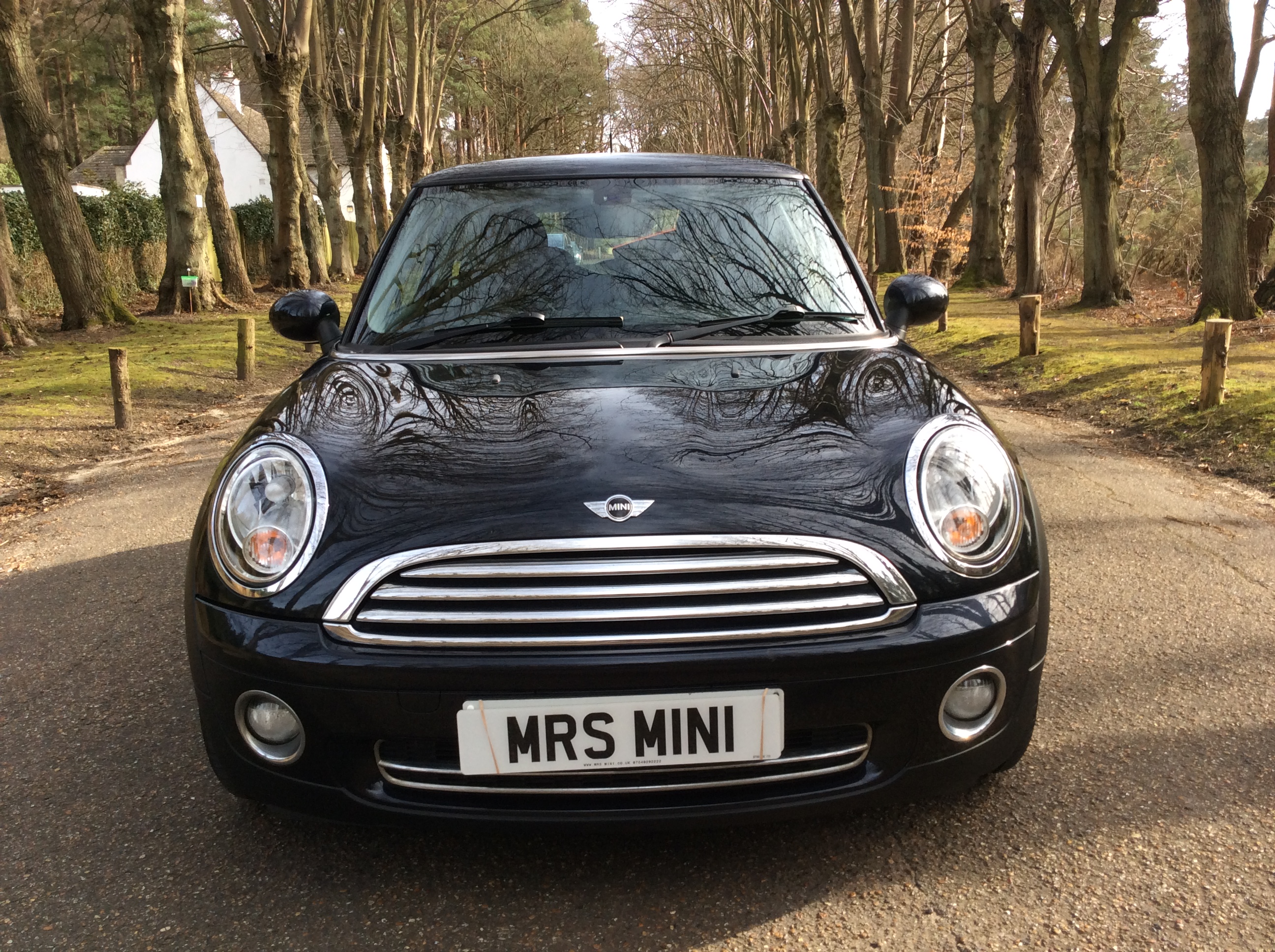 Too Late Vera has chosen this 2007 57 MINI ONE 1.4 in Black with