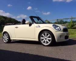 Mark & Beccie chose this from 4000+ Miles away – welcome back to the UK ….!!   2009 / 59 MINI Cooper S Convertible – Pepper White with full Malt Brown Lounge Leather Bluetooth & more