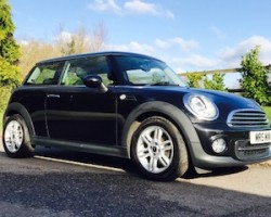 2012/62 MINI Cooper (Sports Chili) in Black with Great Spec & Full History