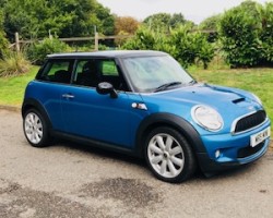 Lynn chose this 2009 / 59 MINI Cooper S – Chili Pack, Full Service History & More – Called Eddie!