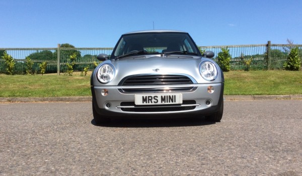Nicky’s new Husband to be treated her to this 2006 MINI ONE In Pure Silver with Very LOW MILES 45K