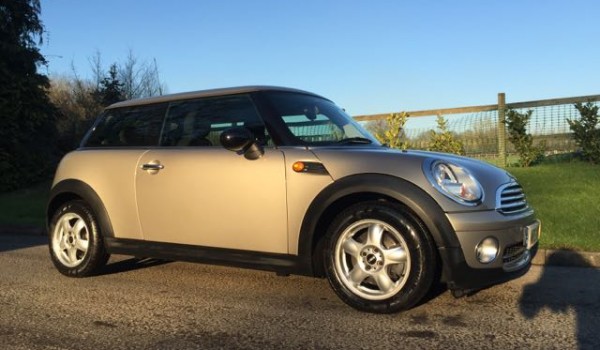 Lucky Lauren !  Her partner Craig has treated her to this 2007 MINI One in Sparkling Silver – Ideal FIRST MINI 1.4 so Low Insurance too