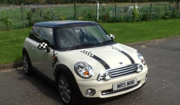 2006 / 56 NEW SHAPE MINI COOPER with Half White Leather & Cruise Control