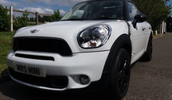 Nigel has chosen this 2011 MINI Countryman Cooper S All 4 In White with HUGE Spec – Sunroof Navigation Full Leather & Bluetooth & More