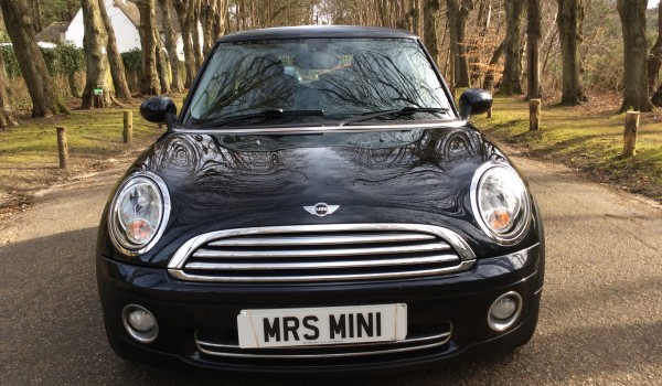 Too Late Vera has chosen this 2007 57 MINI ONE 1.4 in Black with Visibility Pack including Heated Front Windscreen & Cruise & Multifunction Steering Wheel