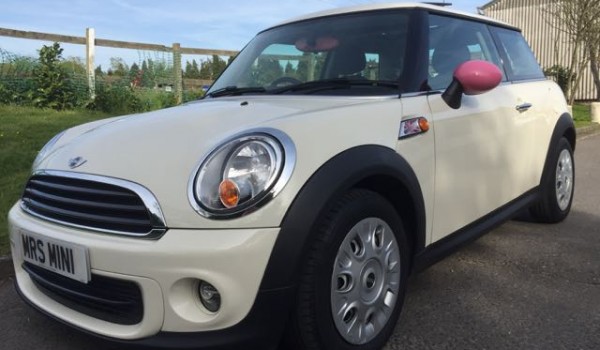 Hinna has chosen to have this 2013 MINI One Pepper Pack In Pepper White With Mirrors **Rare With Sunroof Alloys & Half White Leather**