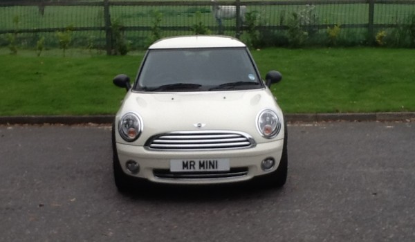 **NOW SANTA** – TAKE CARE GETTING THIS DOWN THE CHIMNEY – WE DON’T WANT SOOT ALL OVER THIS 2010 / 60 MINI ONE – UNUSUALLY HIGH SPEC – Bluetooth, Alloys & Half Leather