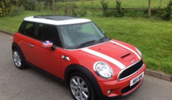 James chose this 2009 / 59 MINI Cooper S with Chilli Pack Electric Double Panoramic Glass Sunroof & Bluetooth 1 Owner Called Raskel!