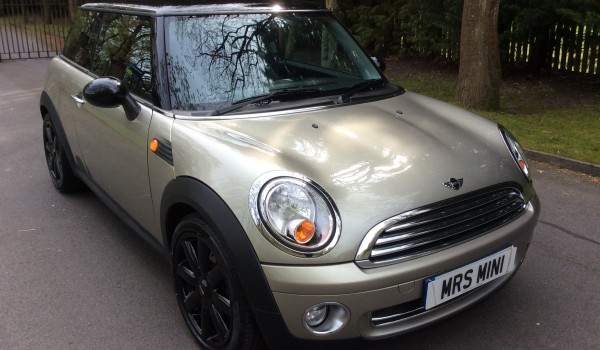 Simon & Kim have chosen this 2006 / 56 New Shape MINI Cooper with Really Nice Spec