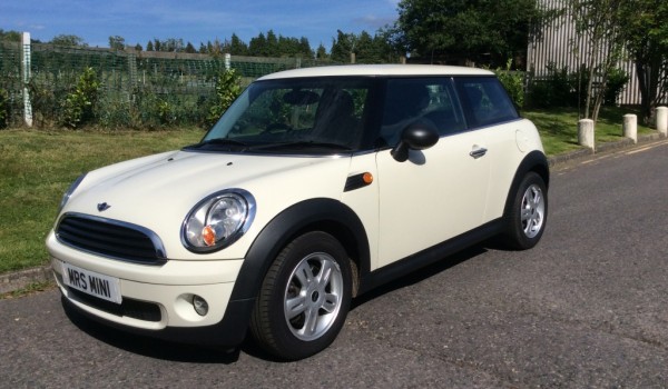 The Lovely Sammy & her partner seem pleased with their 2009 / 59 MINI ONE 1.4 IN PEPPER WHITE – with Air Con & Alloys