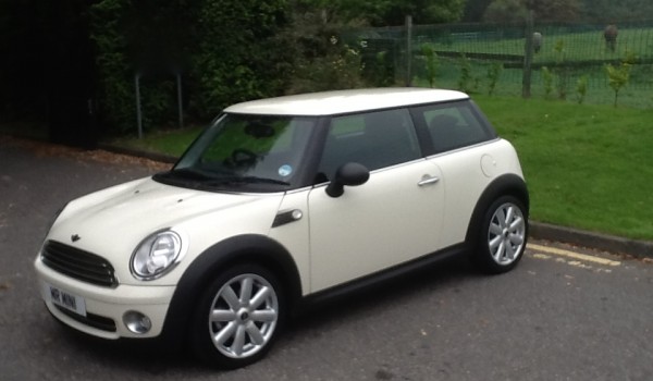 **NOW SANTA** – TAKE CARE GETTING THIS DOWN THE CHIMNEY – WE DON’T WANT SOOT ALL OVER THIS 2010 / 60 MINI ONE – UNUSUALLY HIGH SPEC – Bluetooth, Alloys & Half Leather