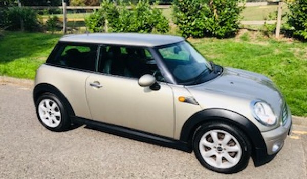 Dez has chosen this 2007 MINI Cooper In Sparkling Silver with Full Punch Leather & Low Miles