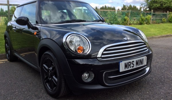 Wayne is treating his lovely wife Sandy to this 2011 / 61 MINI Cooper in Black with Sat Nav & Lots more….  Better pictures to follow when it stops raining !!