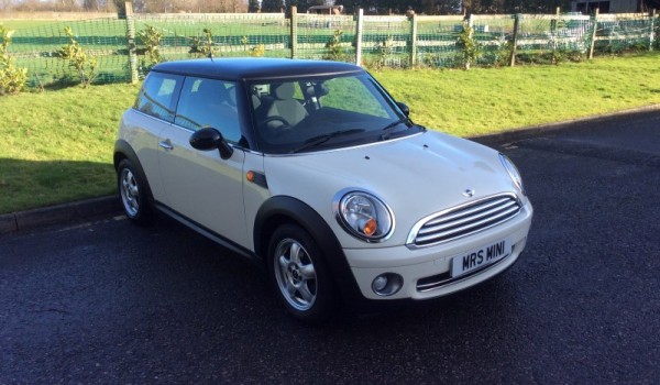 Jamie is treating his wife & daughter to this 2008 MINI One 1.4 in Pepper White