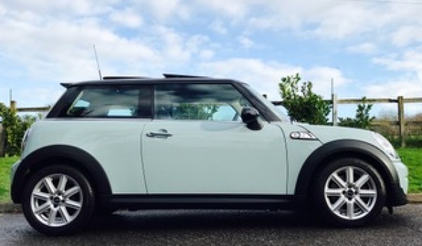 Angel chose this 2013 / 63 MINI Hatch 1.6 Cooper S (Sport Chili) AUTOMATIC – HUGE SPEC SUNROOF NAV & LEATHER In Ice Blue