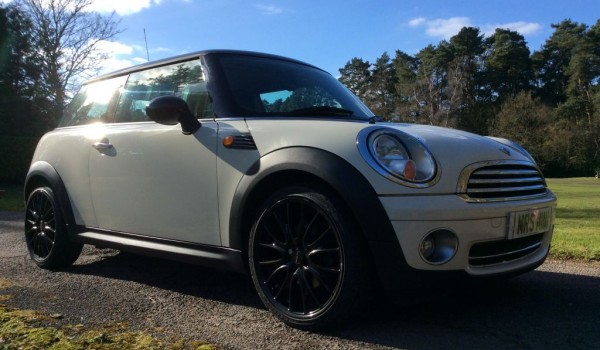 2009 MINI Cooper in Pepper White with Chilli Pack & Black John Cooper Works Wheels – which can be changed if you prefer