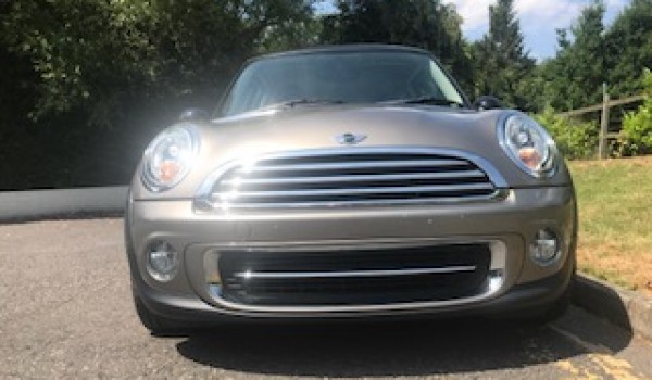 Lesley has chosen this 2012 MINI Cooper Chili Pack in Velvet Silver with Low Miles & Full Service History plus she has upgraded 17″ Alloy Wheels