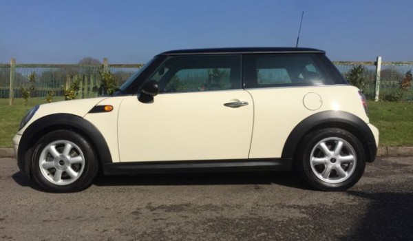 Dr Khopkar has chosen this 2009 MINI One Automatic 1.4 Pepper Pack