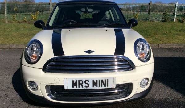 Vera Chose this 2010 / 60 MINI COOPER CHILI PACK – HUGE SPEC – SAT NAV, SUNROOF BLUETOOTH FULL LEATHER HEATED SEATS, CRUISE & FULL MINI SERVICE HISTORY ALL IN PEPPER WHITE