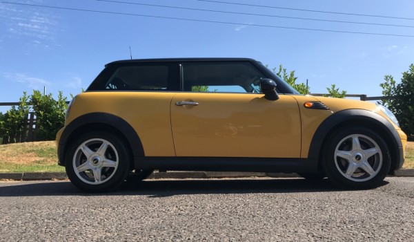 Sandra has chosen this 2007 / 56 MINI Cooper with Chili Pack In Great Condition with Low Miles