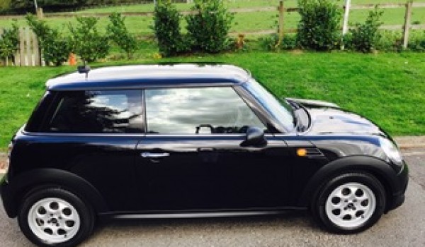 Stuart has chosen this 2012 / 62 MINI One In Midnight Black with Pepper Pack & Full MINI Service History