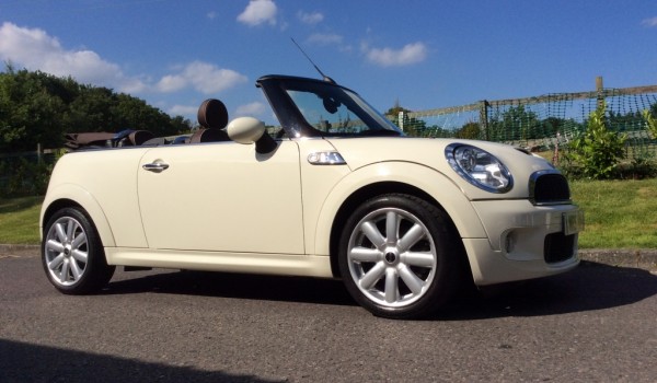 Mark & Beccie chose this from 4000+ Miles away – welcome back to the UK ….!!   2009 / 59 MINI Cooper S Convertible – Pepper White with full Malt Brown Lounge Leather Bluetooth & more