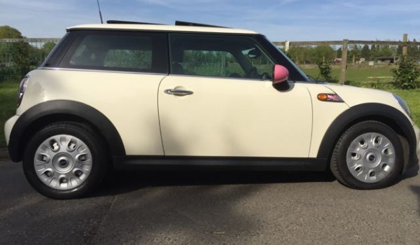 Hinna has chosen to have this 2013 MINI One Pepper Pack In Pepper White With Mirrors **Rare With Sunroof Alloys & Half White Leather**