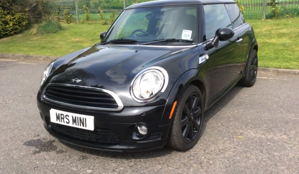 Melanie has chosen this 2010 (60) Midnight Black Cooper Diesel with SPORTS & Chili Pack – LOVING THE COLOUR CODED LOOK OF THIS MINI