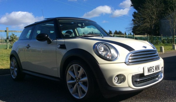 Vera Chose this 2010 / 60 MINI COOPER CHILI PACK – HUGE SPEC – SAT NAV, SUNROOF BLUETOOTH FULL LEATHER HEATED SEATS, CRUISE & FULL MINI SERVICE HISTORY ALL IN PEPPER WHITE