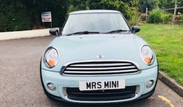 Chosen as a gift for Jasmine is this 2012 / 62 MINI One In Ice Blue with Low Miles – Drives nicely too!