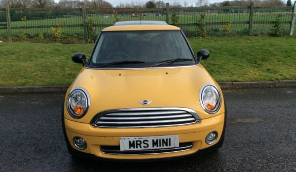 Michelle has chosen this 2008/58 MINI ONE 1.4 in YELLOW with PANORAMIC SUNROOF & 1 OWNER FROM NEW