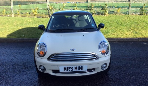 Jamie is treating his wife & daughter to this 2008 MINI One 1.4 in Pepper White