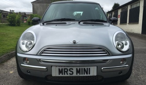 Simon has chosen this 2002 MINI Cooper In Pure Silver with Half Leather & Full Service History