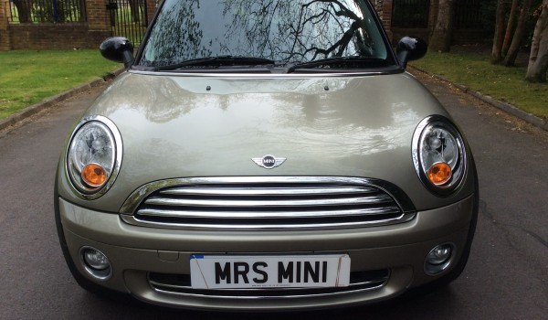 Simon & Kim have chosen this 2006 / 56 New Shape MINI Cooper with Really Nice Spec