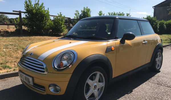 Sandra has chosen this 2007 / 56 MINI Cooper with Chili Pack In Great Condition with Low Miles