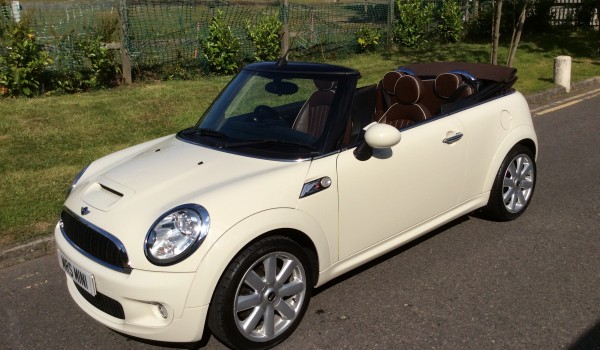 Mark & Beccie chose this from 4000+ Miles away – welcome back to the UK ….!!   2009 / 59 MINI Cooper S Convertible – Pepper White with full Malt Brown Lounge Leather Bluetooth & more
