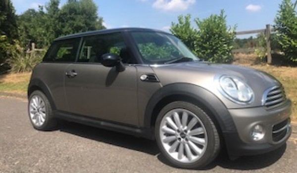 Lesley has chosen this 2012 MINI Cooper Chili Pack in Velvet Silver with Low Miles & Full Service History plus she has upgraded 17″ Alloy Wheels