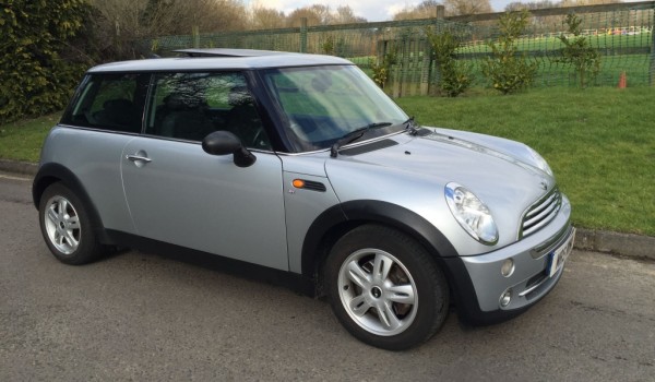 2005 MINI One Automatic with SUNROOF & REAR PARKING SENSORS