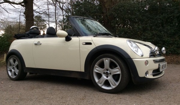 Gwen is off to France in this 2008 MINI Cooper Convertible In Pepper White with White Dashboard & Door handles – Stunning & LOW MILES