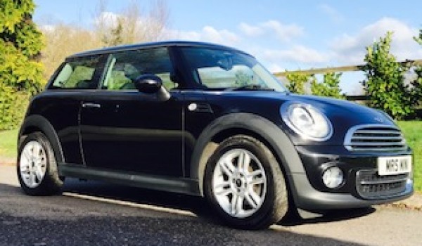 2012/62 MINI Cooper (Sports Chili) in Black with Great Spec & Full History