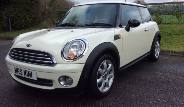 Marianna has chosen this 2008 MINI One 1.4 In Pepper White with Half White Leather